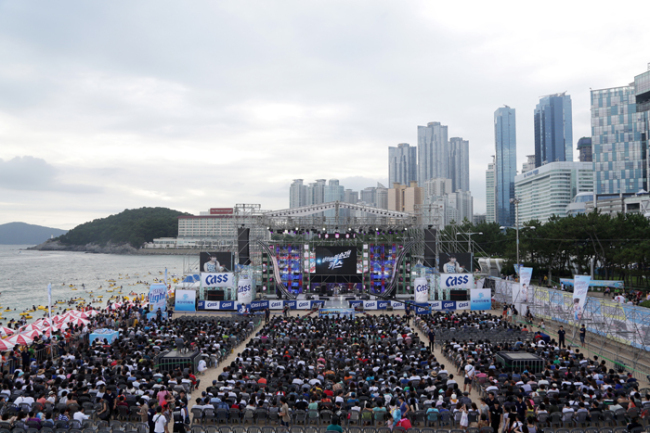 Visitors enjoy the summer concert on Haeundae Beach during the previous Busan Sea Festival. (Busan Sea Festival)