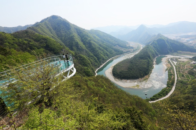 The view from the Jeongseon Skywalk, part of a resort located in Jeongseon, a valley town located in the southern central part of Gangwon Province. (KTO)
