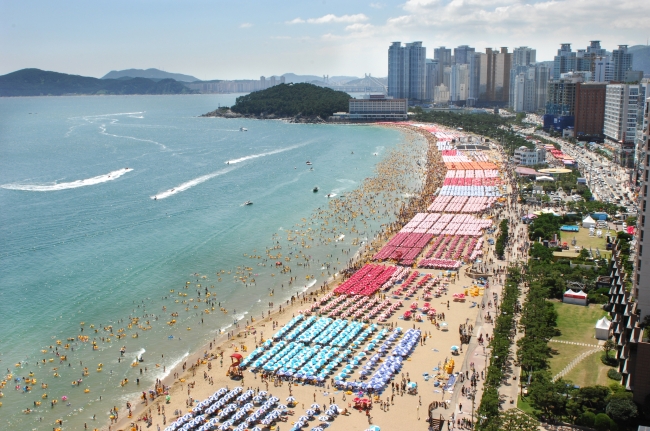 Haeundae Beach, Busan, is one of the most popular summer vacation destinations for Koreans, with up to 700,000 tourists visiting per day during the peak vacation season of August last year. A crowded beach scene is common in late July and early August, when more than half of the population takes summer vacations.