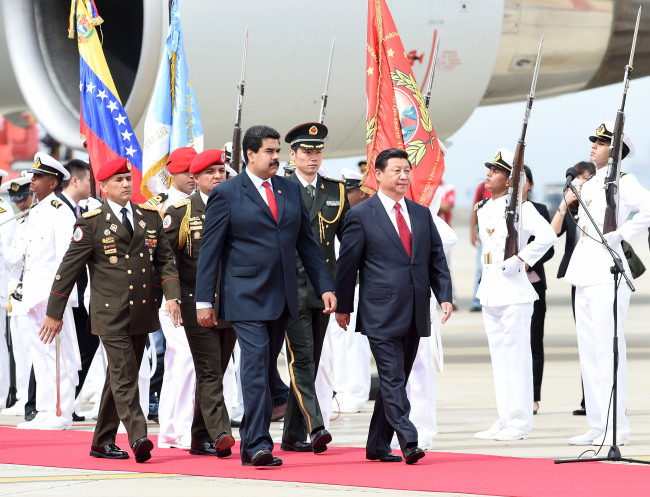 Chinese President Xi Jinping is welcomed by his Venezuelan counterpart Nicolas Maduro (left) in Caracas, Venezuela, Sunday. (Xinhua-Yonhap)