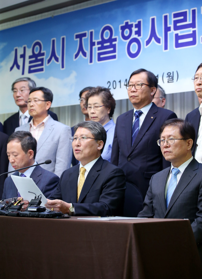 Principals of autonomous private high schools in Seoul protest the Seoul education office’s policy to gradually abolish the elitist schools at a press conference on Monday in central Seoul. (Yonhap)