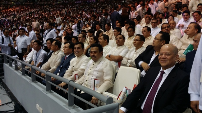 Hanwha Engineering & Construction president and CEO Lee Keun-po (seated, fifth from left) and other VIPs on Monday take part in a ceremony celebrating the completion of the Philippines Arena. (Hanwha E&C)