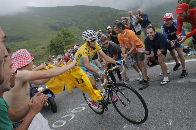 Vincenzo Nibali, wearing the overall leader’s yellow jersey, climbs toward Hautacam on Thursday after breaking away from his rivals during the 18th stage of the Tour de France cycling race over 145.5 kilometers, starting in Pau and finishing in Hautacam in the Pyrenees region of France. (AP-Yonhap)