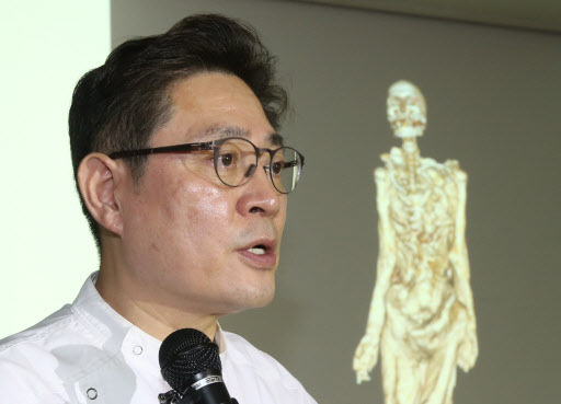 National Forensic Service Director General Seo Joong-seok announces the result of the autopsy on the body of Yoo Byung-eun in Seoul on Friday. Yonhap