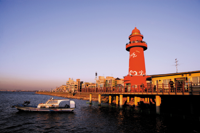 The Red Lighthouse is open to sightseers during the daytime at Oido’s Ocean Complex in Siheung, Gyeonggi Province. (Gyeonggi Tourism Association)