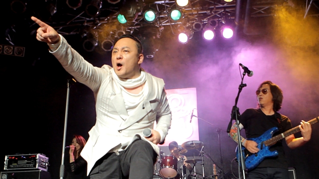 Shin Hae-chul performs during a showcase at V-Hall in Seoul’s Hongdae area on June 20. (K.C.A. Entertainment)