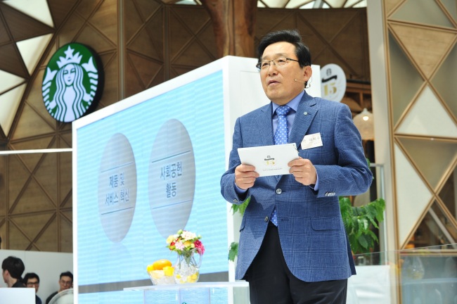 Starbucks Korea CEO Lee Seock-koo speaks to the press on Monday at the Starbucks Famille Park in southern Seoul. (Starbucks Korea)