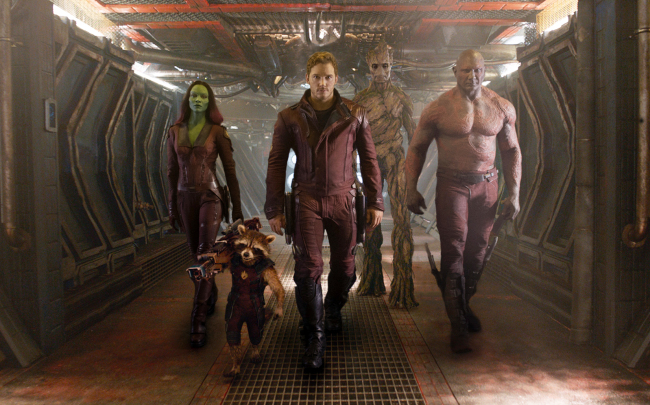 This image released by Disney-Marvel shows Zoe Saldana (from left); the character Rocket Racoon, voiced by Bladley Cooper; Chris Pratt; the character Groot, voiced by Vin Diesel; and Dave Bautista in a scene from “Guardians of the Galaxy.” (AP-Yonhap)