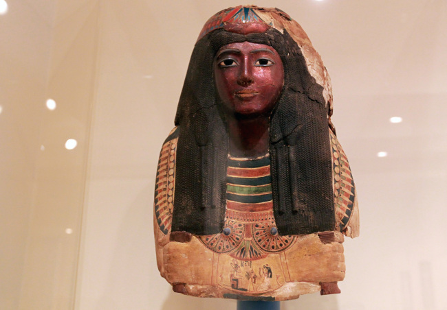 The mummy mask of Lady Ka-Nefer-Nefer at the St. Louis Art Museum. (AP-Yonhap)