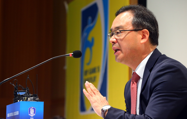 Technical committee chief Lee Yong-soo speaks to the media on Thursday. (Yonhap)