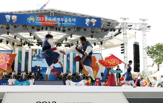 Athletes hold a taekkyeon battle at the 2013 Chungju World Martial Arts Festival. (Chungju World Martial Arts Festival)