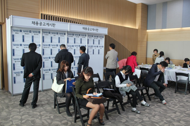 Job hunters wait for interviews at a regional job fair for about 80 small and medium-sized enterprises in Hwaseong, Gyeonggi Province. (Hwaseong Chamber of Commerce and Industry)