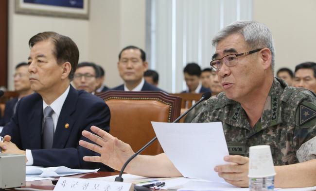 Army chief Kwon Oh-sung (right) and Defense Minister Han Min-koo    (Yonhap)