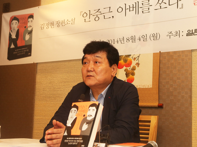 Korean novelist Kim Jung-hyun talks about his new novel “Ahn Jung-geun Shot Abe” during a press conference in Seoul on Monday. (Yonhap)