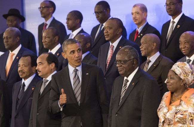 U.S. President Barack Obama (center) gives a thumbs-up during the “family” photo with African leaders at the U.S.-Africa Leaders Summit at the U.S. State Department in Washington, D.C., Wednesday. (AFP-Yonhap)