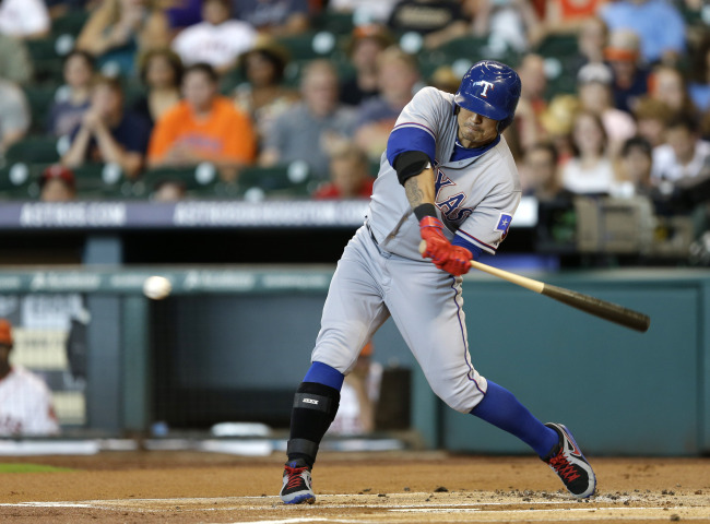 Texas Rangers DH Choo Shin-soo hits a double against the Houston Astros in the first inning on Saturday. The Korean went 4 for 5. (AP-Yonhap)