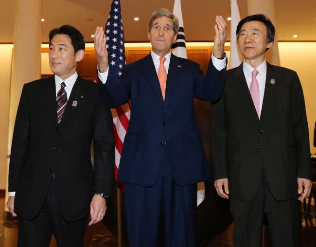 South Korean Foreign Minister Yun Byung-se (right) poses with Japanese Foreign Minister Fumio Kishida (left) and U.S. Secretary of State John Kerry during the 47th ASEAN Foreign Ministers’ Meeting in Naypyitaw, Myanmar, Saturday. (Yonhap)