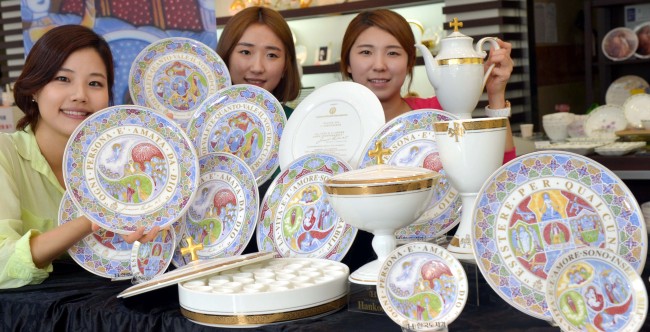 Hankook Chinaware on Monday displays the china it will supply to the Vatican to mark Pope Francis’ visit to South Korea later this week. (Kim Myung-sub/The Korea Herald)