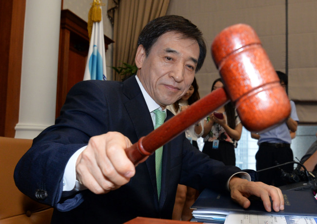 Bank of Korea Gov. Lee Ju-yeol presides over a rate-setting meeting on Thursday at the bank’s headquarters in downtown Seoul. (Ahn Hoon/The Korea Herald)