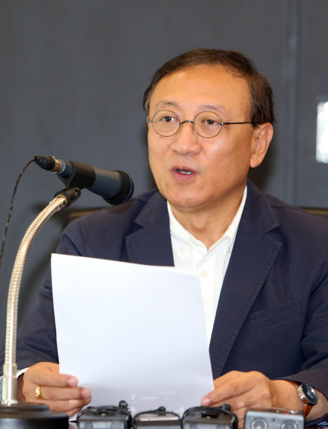 President of the Gwangju Biennale Foundation Lee Yong-woo speaks at a press conference on his resignation at his office in Gwangju on Monday. (Yonhap)