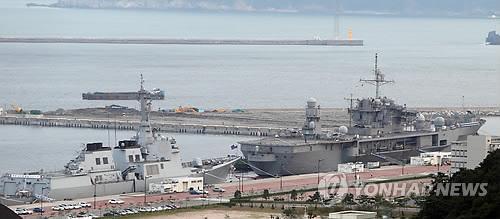 USS Blue Ridge (R), the command ship of the U.S. 7th Fleet, enters a naval base in South Korea`s southern port city of Busan on Aug. 12, 2014, to join the Ulchi Freedom Guardian, an annual military exercise between the two nations. (Yonhap file photo)