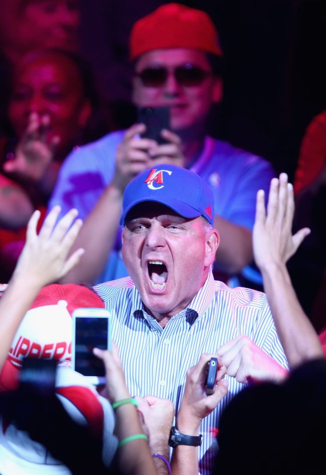 Clippers owner Steve Ballmer reacts after being introduced on Monday. (AFP-Yonhap)