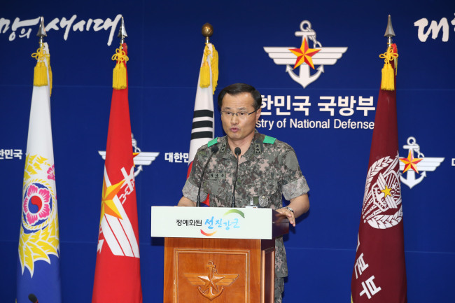 CIC chief Baek Nak-jong announces the results of the probe into cyberwelfare officials’ online smear campaign scandal on Tuesday. (Yonhap)