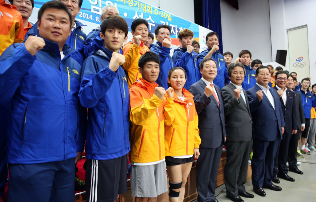 South Korean athletes and officials pose at a joint news conference held at the National Training Center in Seoul on Wednesday to mark 30 days before the opening of the Incheon Asian Games. (Yonhap)