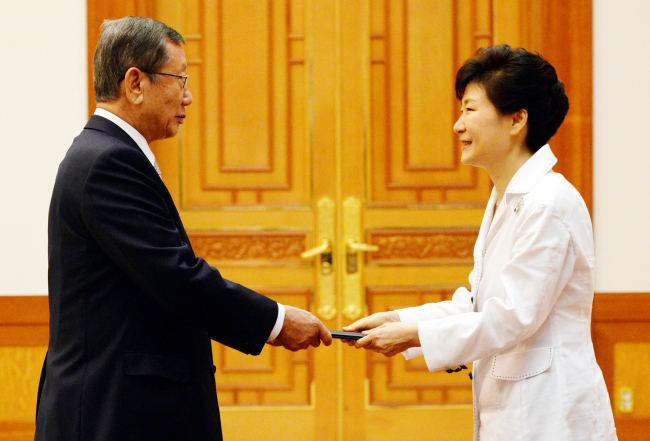 President Park Geun-hye (right) presents her letter of credence to new ambassador to Japan Yoo Heung-soo at Cheong Wa Dae on Thursday. (Park Hyun-koo/The Korea Herald)