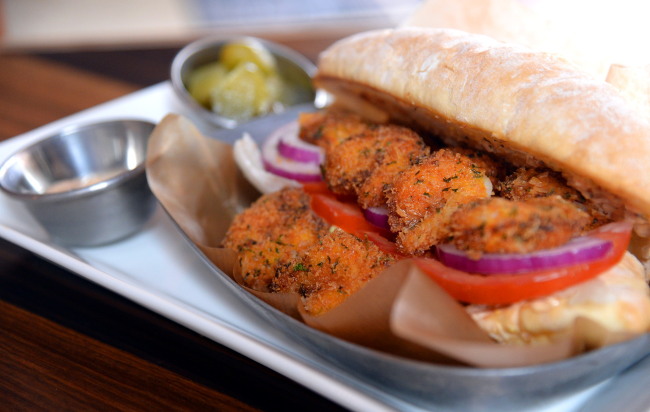 Bana 1924’s spicy shrimp po’ boy features shrimp that is dipped in Sriracha-infused egg before being coated in bread crumbs and parsley. (Ahn Hoon/The Korea Herald)