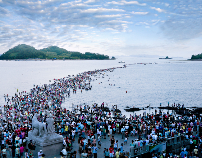 Visitors participate in Jindo Miracle Sea Road Festival, an annual event to celebrate the natural phenomenon whereby the Jindo Sea opens up to reveal a 2.9-kilometer pathway connecting Jindo Island to the nearby island of Modo. (Jindo County Office)