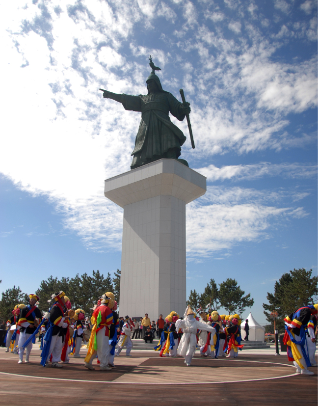 A monument of Admiral Yi Sun-sin located near the Myeongnyang Straits (Jindo County Office)