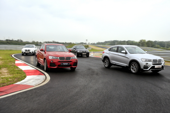 [Behind the Wheel / BMW X4] Design: ★★★★☆ / Interior: ★★★☆☆ / Engine: ★★★☆☆ / Cost and A/S: ★★★☆☆BMW X4 cars are test-driven on the racetrack of BMW’s new driving center in Yeongjongdo Island, Incheon, Aug. 18. (BMW Korea)