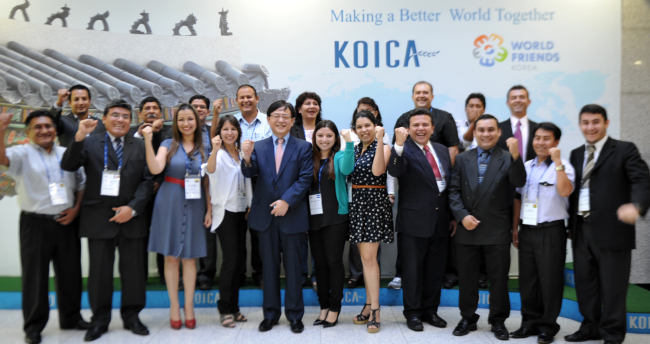 Korea International Cooperation Agency President Kim Young-mok (fifth from left, front row) poses with high-level government officials from developing nations taking part in the Saemaul Movement program at the KOICA office in Seongnam, Gyeonggi Province, Monday. (Yonhap)