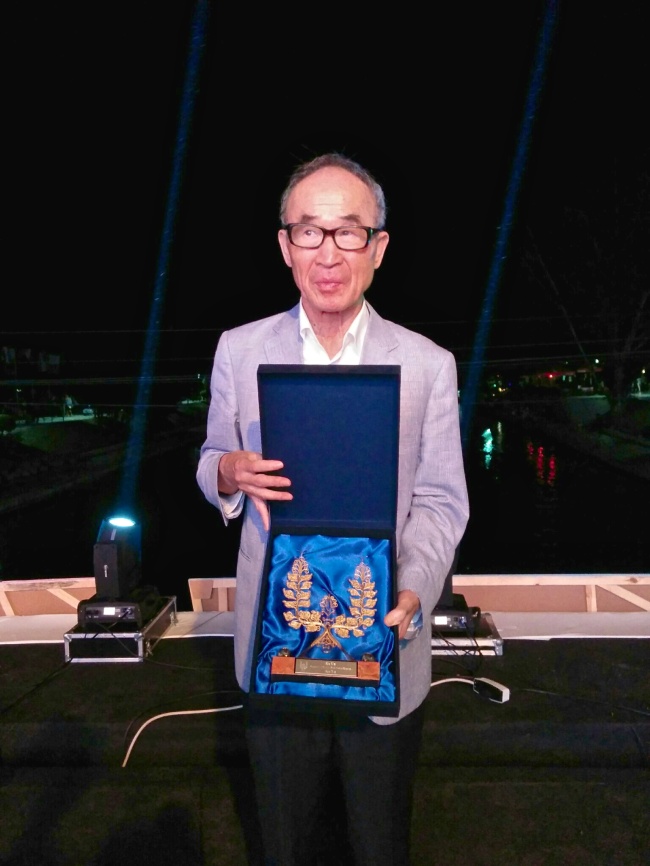 Poet Ko Un holds up the Golden Wreath Award at the 53rd Struga Poetry Evenings in Macedonia on Sunday. (Yonhap)