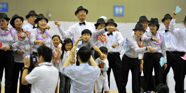 Elderly people perform with their grandchildren during a rehearsal for SENDEX 2014, a silver industry fair, in Goyang, Gyeonggi Province. The exhibition kicked off on Thursday.