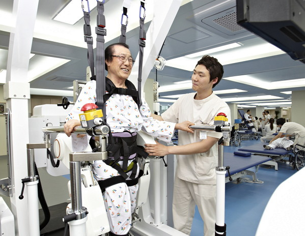 A patient undergoes robot-assisted therapy, which helps people who became immobile after suffering frombrain or spinal injuries, at Gangnam-gu Haengbok Convalescence Hospital. (Gangnam-gu Haengbok Convalescence Hospital)