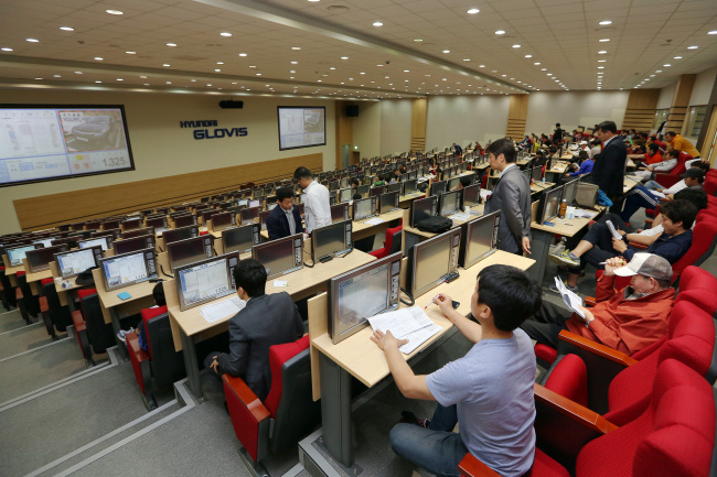 Dealers participate in an automobile auction at Hyundai Glovis’ auction house in Yangsan, South Gyeongsang Province. (Hyundai Glovis)