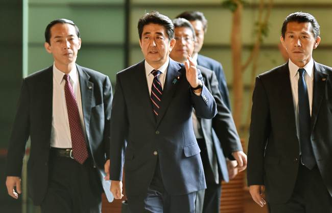 Japanese Prime Minister Shinzo Abe (center) arrives at his official residence in Tokyo on Wednesday. (AFP-Yonhap)