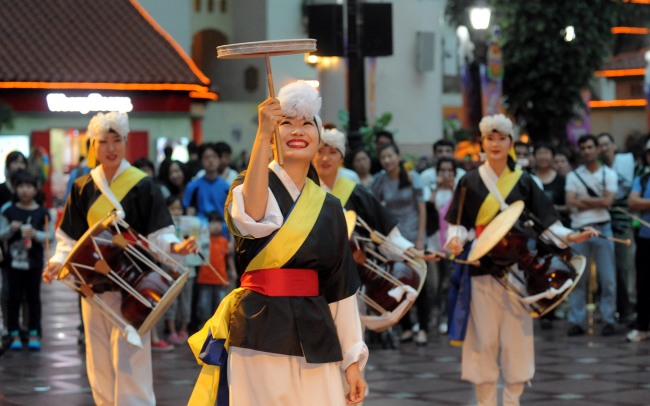 Lotte World Adventure offers traditional Chuseok performances. (The Korea Herald file photo)