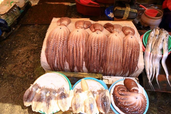 Whole octopus, like those pictured here at the famed Jagalchi Market, is customarily prepared for Chuseok in Busan. (Korea Tourism Organization)