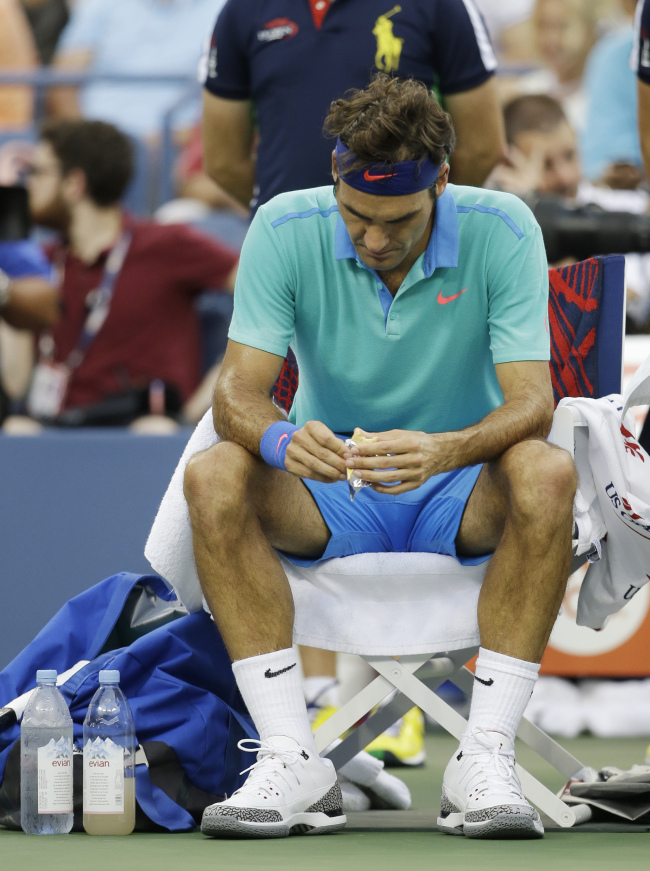 Roger Federer, of Switzerland, takes a break between games against Marin Cilic, of Croatia, during the semifinals of the 2014 U.S. Open tennis tournament, Saturday in New York. (AP-Yonhap News)