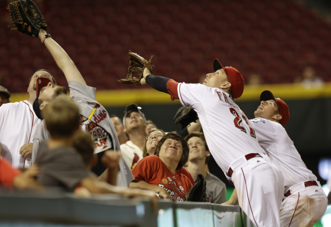 Cincinnati Reds third baseman Todd Frazier (center) reaches into the stands for a foul ball on Tuesday. (AP-Yonhap)