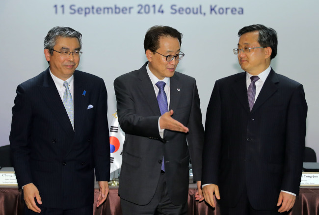 Korean Deputy Foreign Minister Lee Kyung-soo (center) speaks to Liu Zhenmin (right), China’s vice foreign minister, and Shinsuke Sugiyama, Japan’s deputy minister, before their talks in Seoul on Thursday. ( Yonhap)