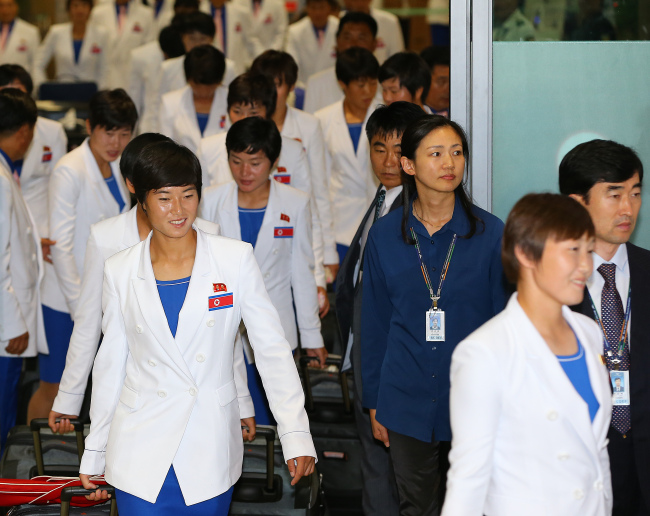 The first batch of 94 members of the North Korean delegation to the Asian Games in South Korea arrives through the Incheon International Airport on Thursday. (Yonhap)