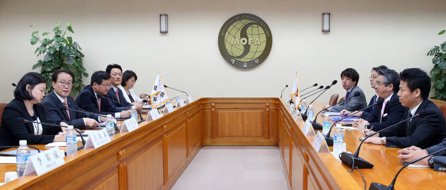 Deputy Minister Lee Kyung-soo (second from left) and his Japanese counterpart Shinsuke Sugiyama (second from right) hold a meeting in Seoul on Friday. (Yonhap)