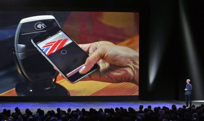 Apple CEO Tim Cook introduces the new Apple Pay product in Cupertino, California, on Sept. 9. (AP-Yonhap)