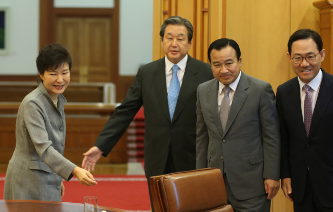 President Park Geun-hye greets leaders from the ruling Saenuri Party before their talks on key state issues at Cheong Wa Dae on Tuesday. They are party chairman Kim Moo-sung (second from left), floor leader Lee Wan-koo (third from left) and policy committee chief Joo Ho-young. (Yonhap)