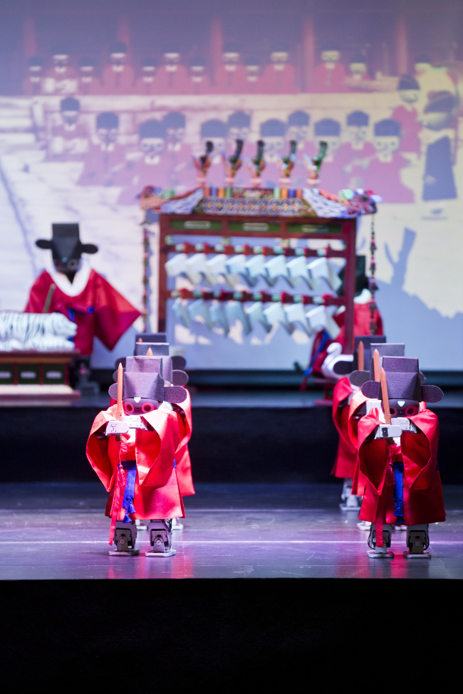 Robots perform a royal ancestral rite. (Korea Cultural Heritage Foundation)