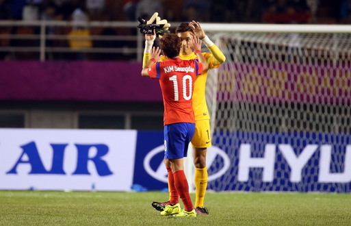 South Korean national football squad congratulate themselves after winning against Saudi Arabia in the Asiad on Wednesday.                                                                                  (Yonhap)